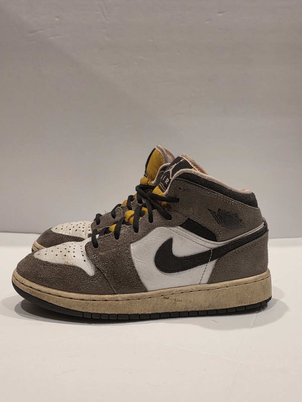 Nike Air Jordan 1 Mid SE Youth Size 3.5Y Brown White Black
